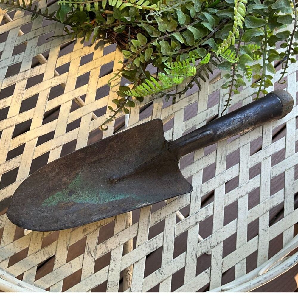 Vintage metal garden hand trowel shovel great patina must see
